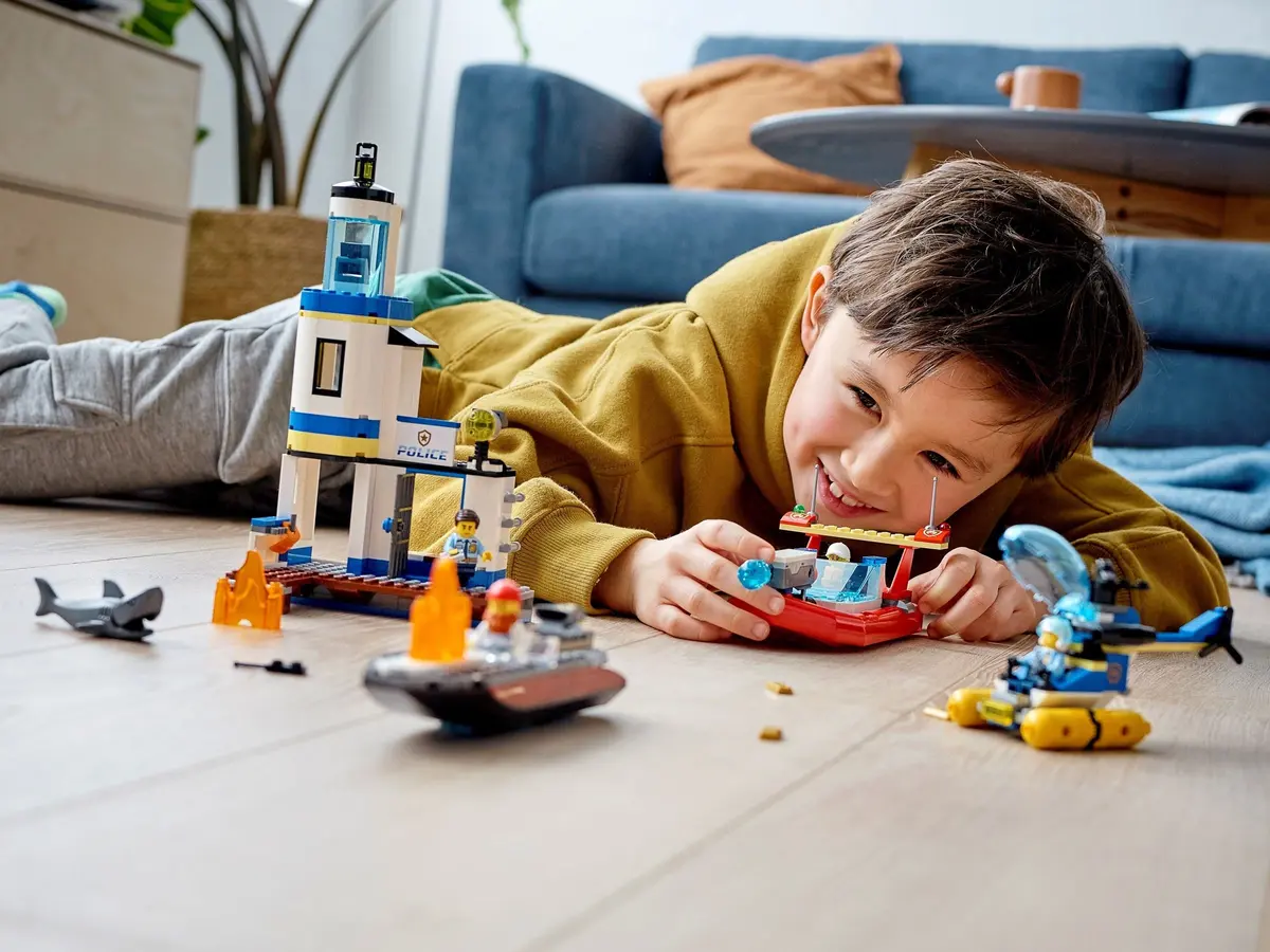LEGO City 60308 Seaside Police and Fire Mission set, image 11