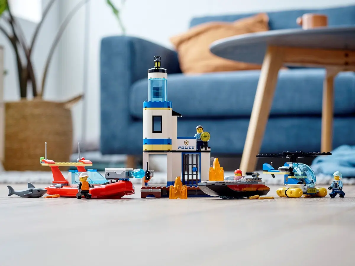 LEGO City 60308 Seaside Police and Fire Mission set, image 3