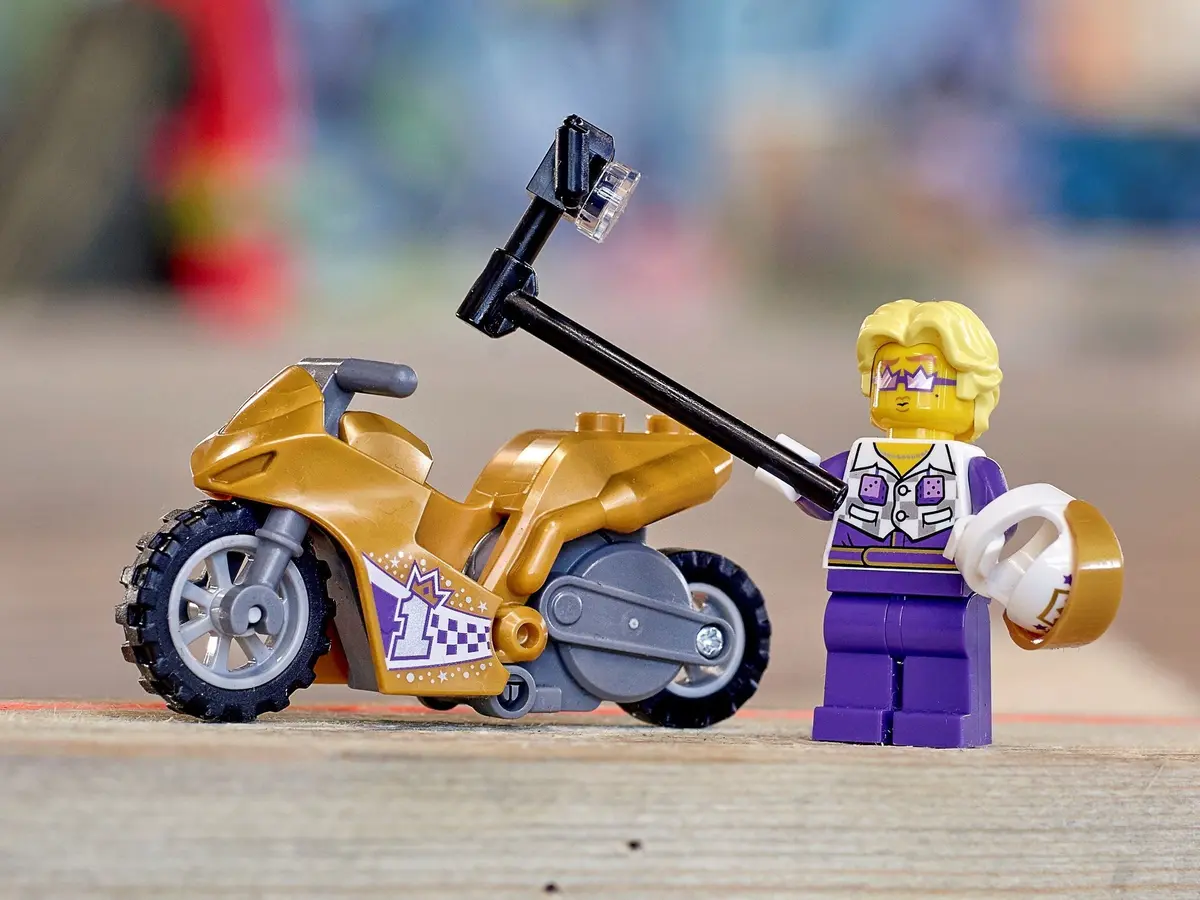 LEGO City 60309 Selfie Stunt Bike set, image 7