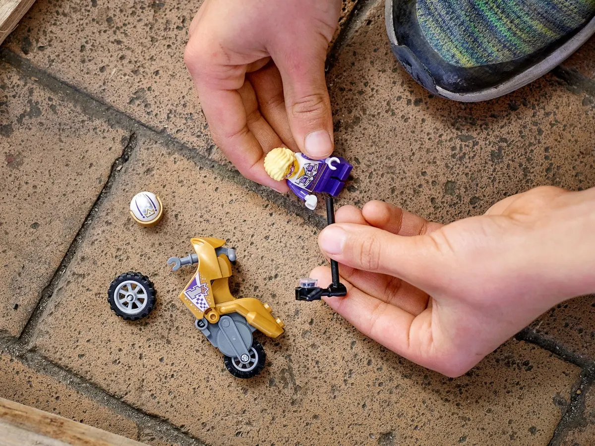 LEGO City 60309 Selfie Stunt Bike set, image 4