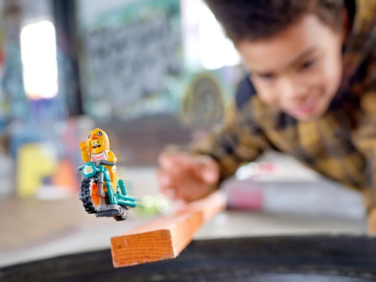 LEGO City 60310 Chicken Stunt Bike set, image 5