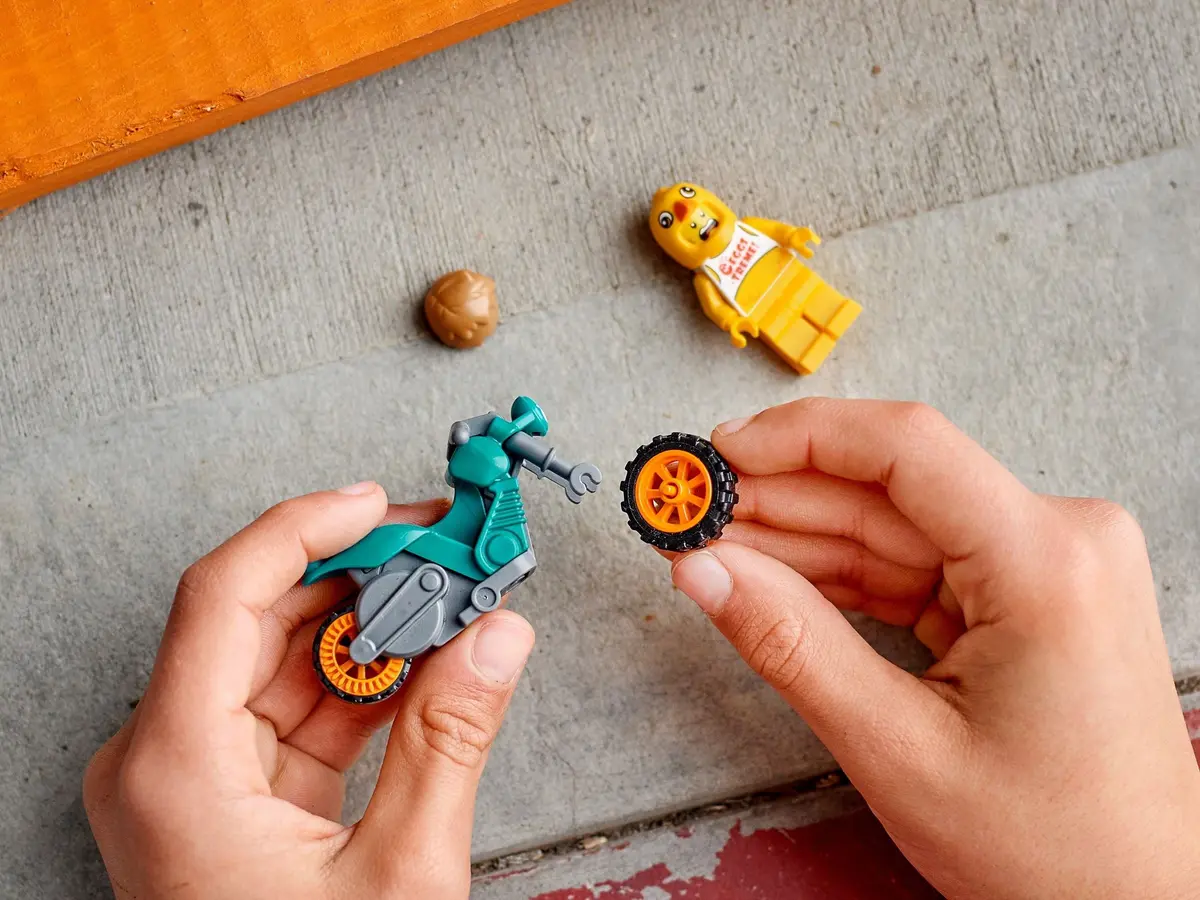 LEGO City 60310 Chicken Stunt Bike set, image 4