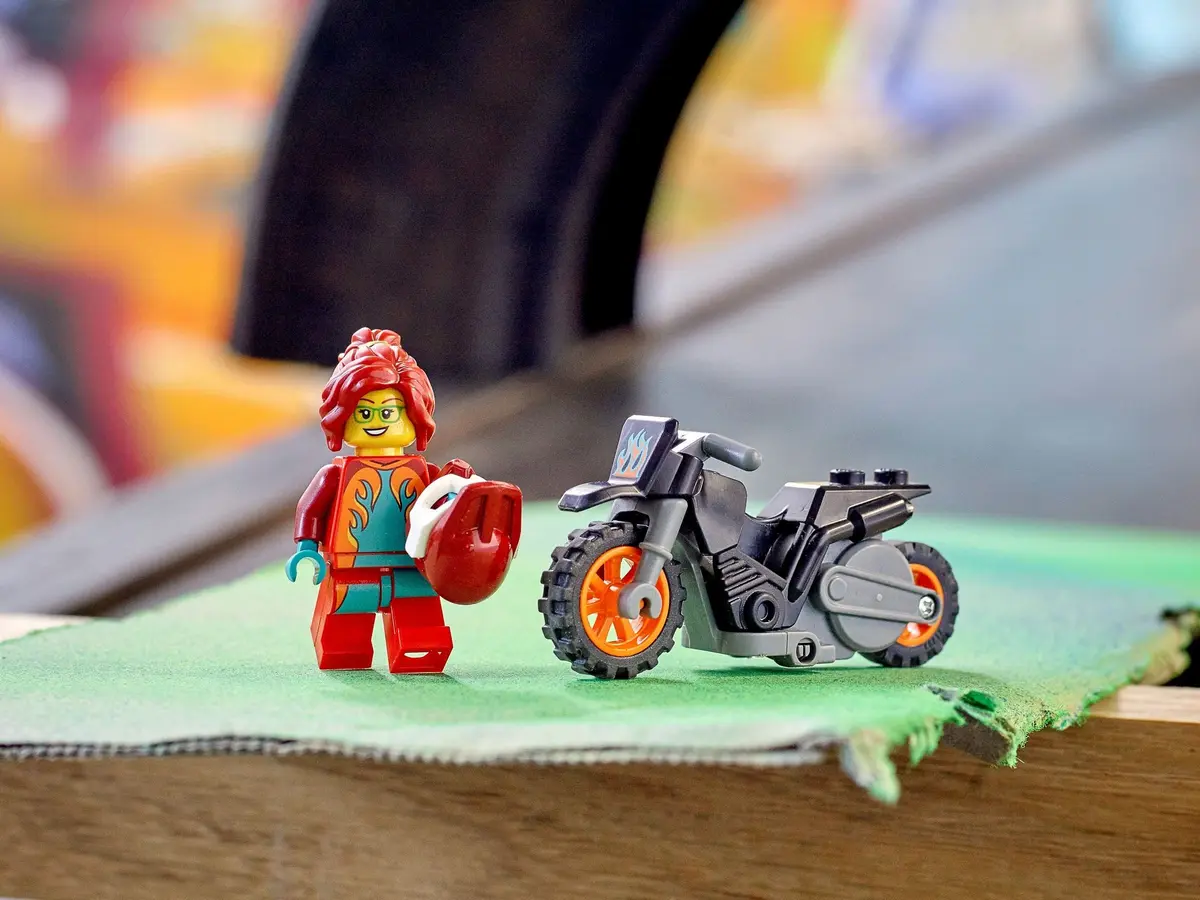 LEGO City 60311 Fire Stunt Bike set, image 3