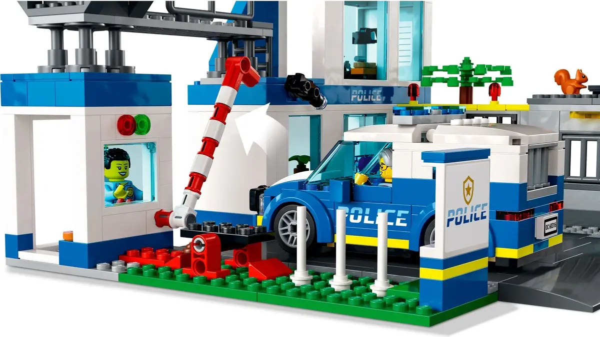 LEGO City 60316 Police Station set, image 4