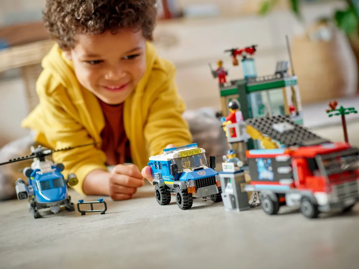 LEGO City 60317 Police Chase at the Bank set, image 3