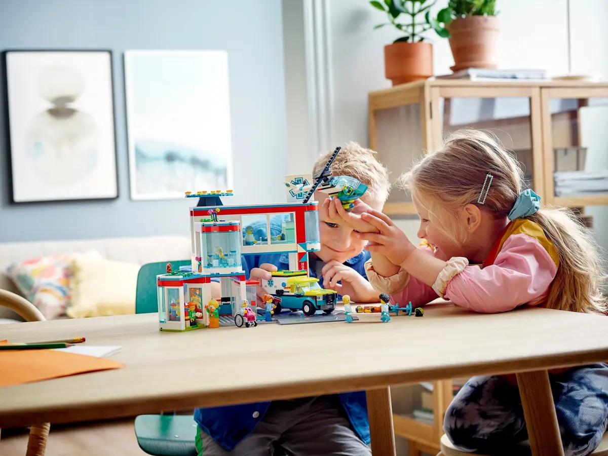 LEGO City 60330 Hospital set, image 2