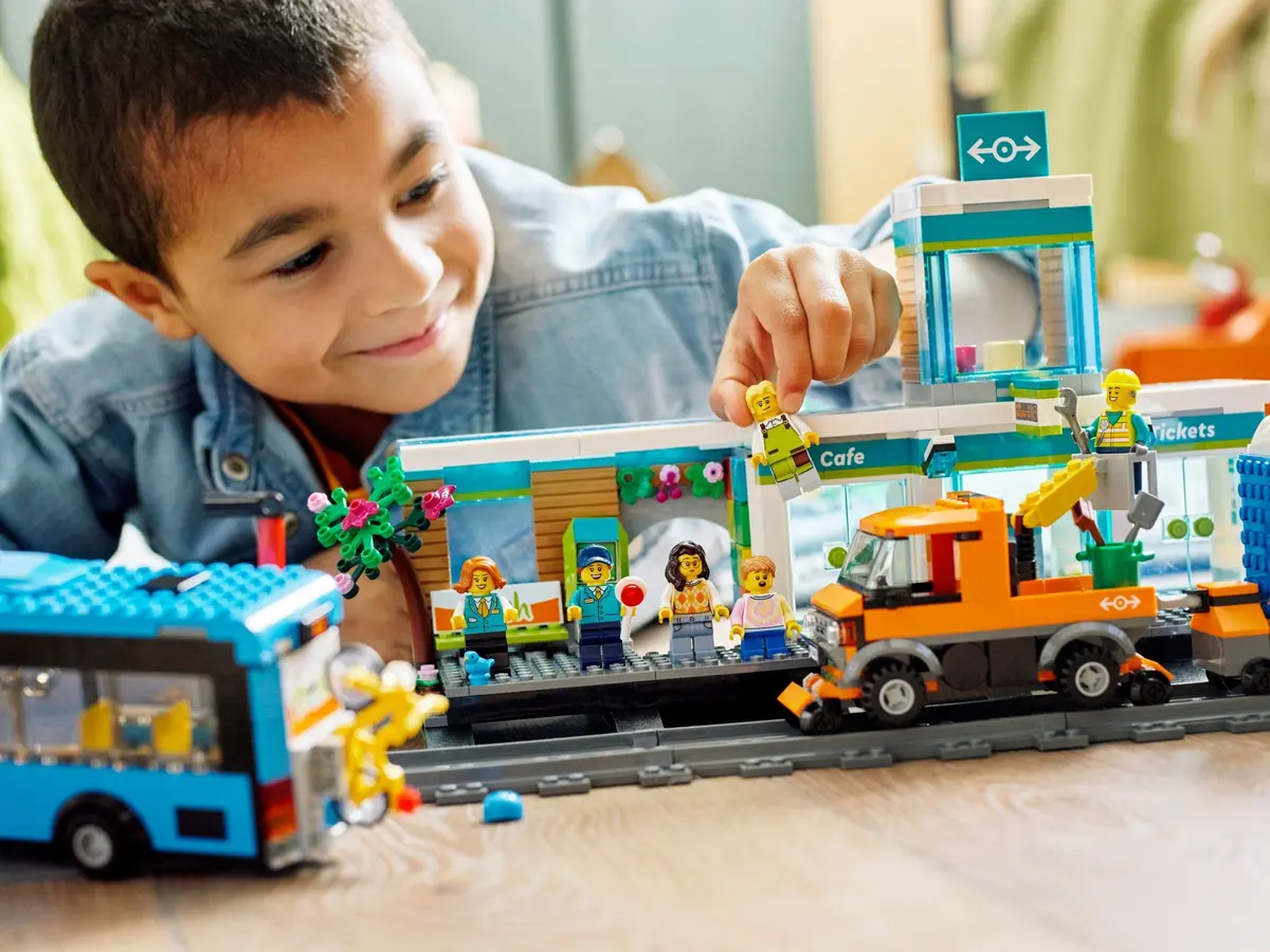 LEGO City 60335 Train Station set, image 3