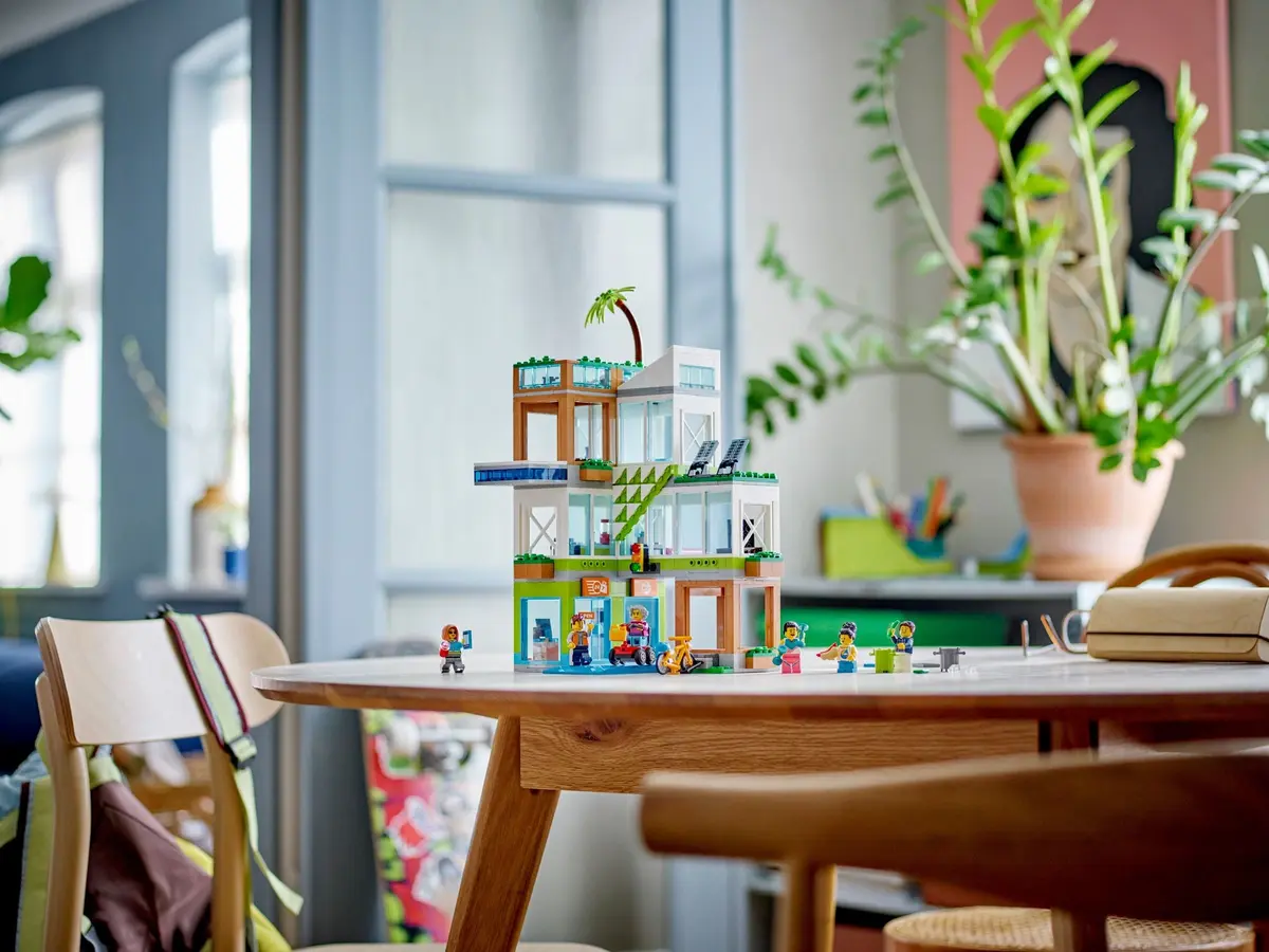 LEGO City 60365 Apartment Building set, image 3