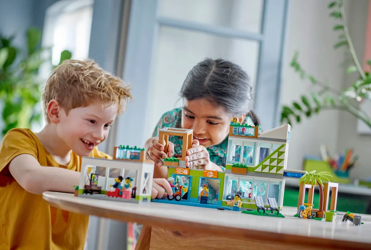 LEGO City 60365 Apartment Building set, image 11