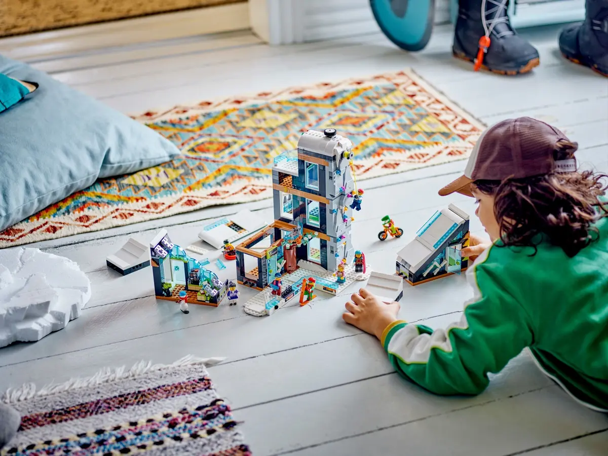 LEGO City 60366 Ski and Climbing Centre set, image 4