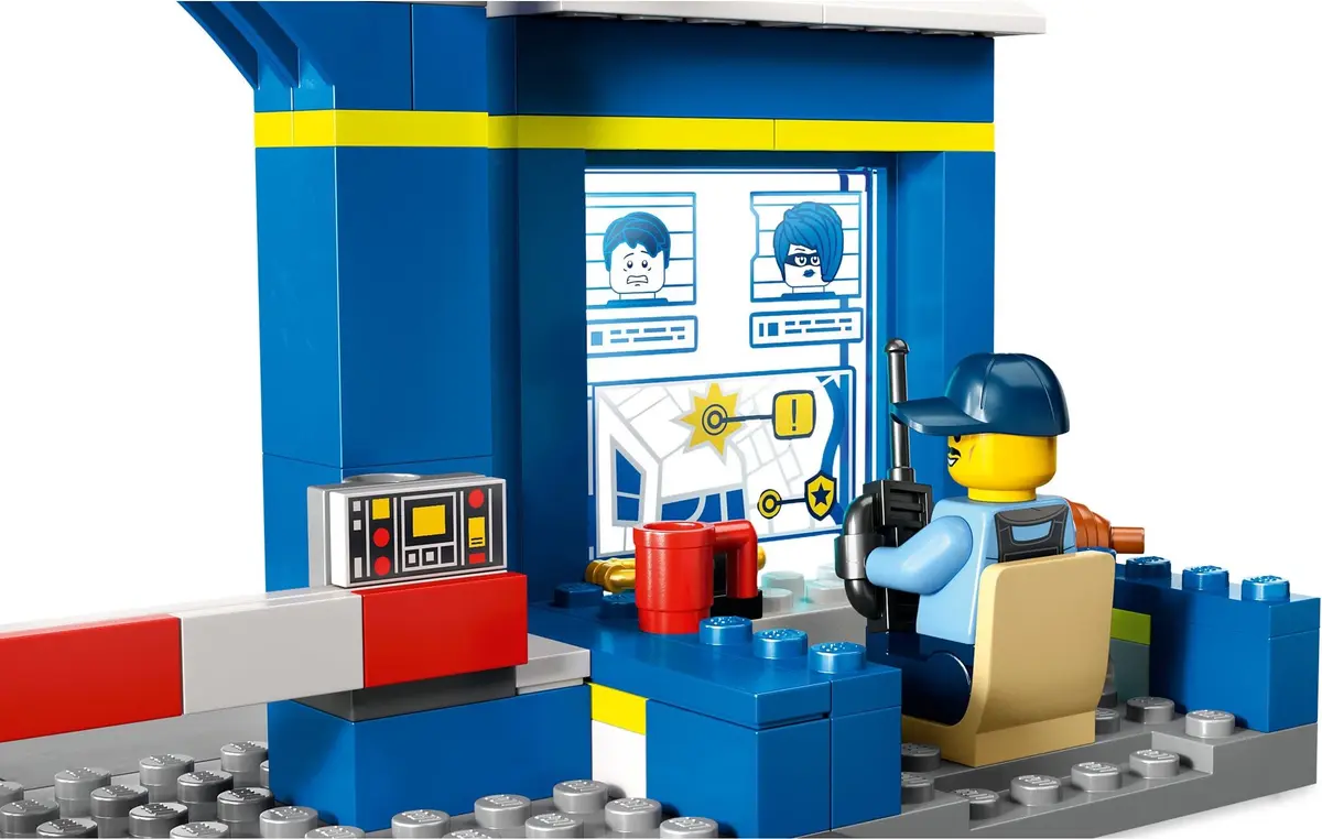 LEGO City 60370 Police Station Chase set, image 3