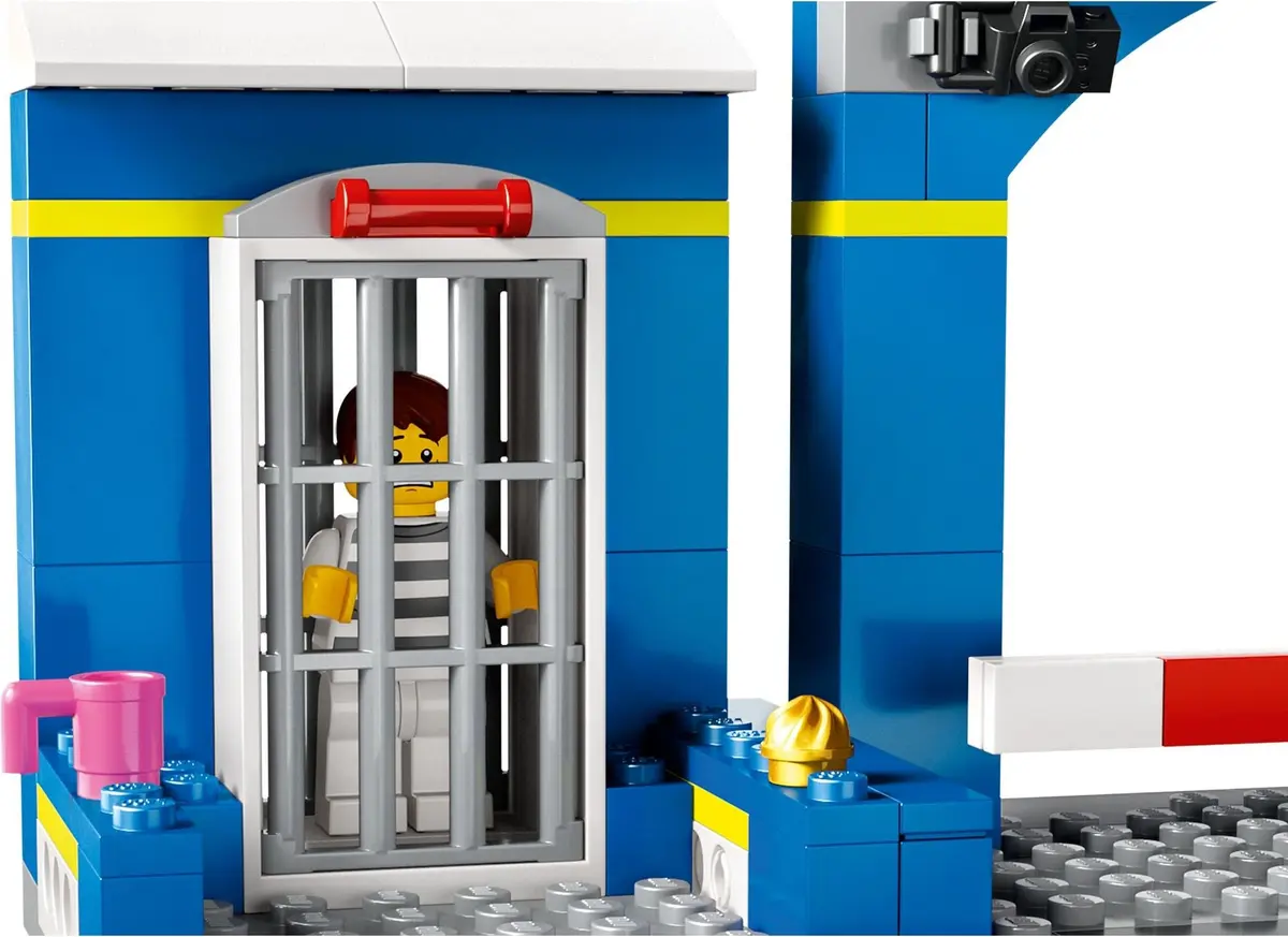 LEGO City 60370 Police Station Chase set, image 5