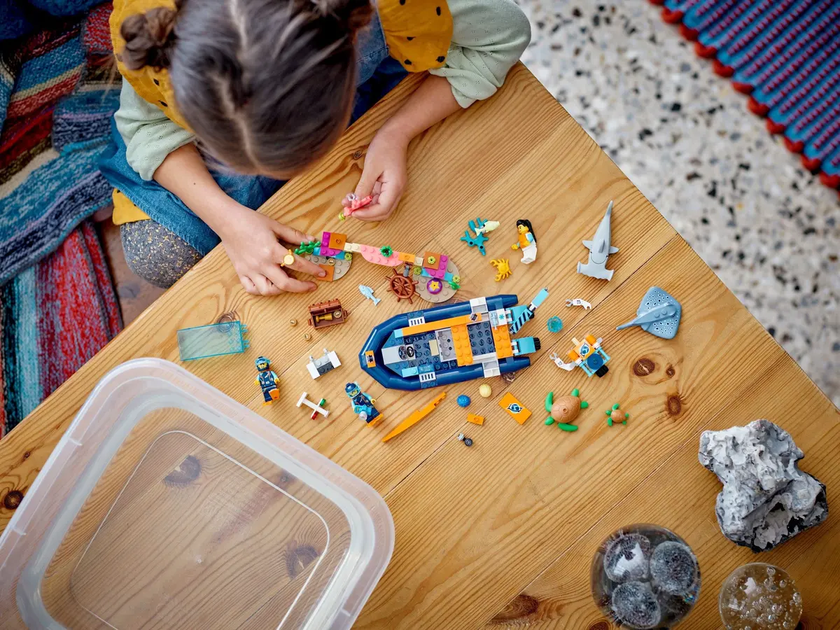 LEGO City 60377 Explorer Diving Boat set, image 8