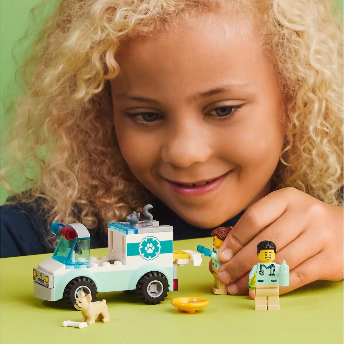 LEGO City 60382 Vet Van Rescue set, image 9