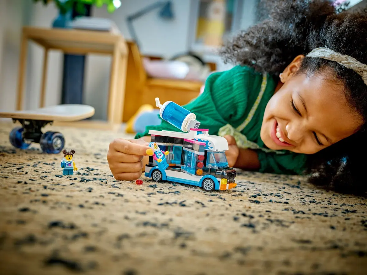 LEGO City 60384 Penguin Slushy Van set, image 10