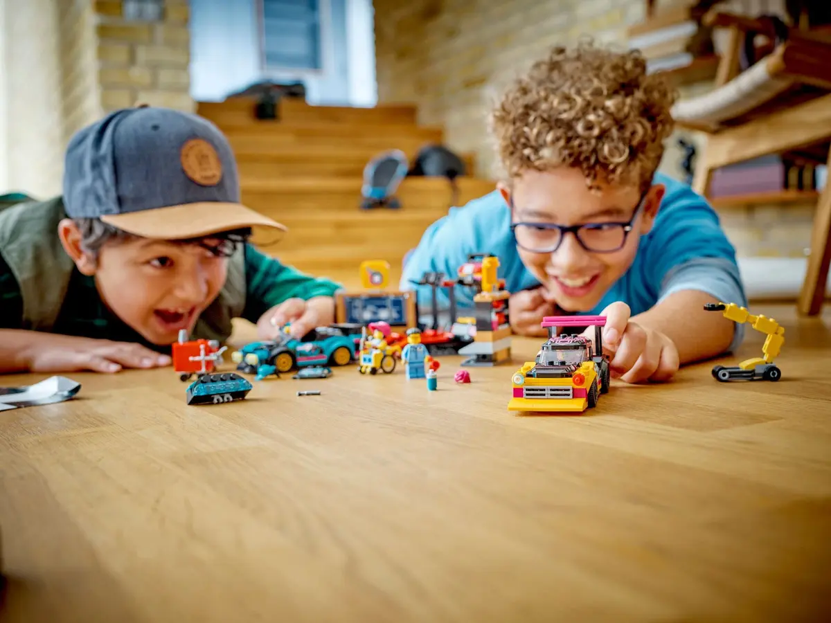 LEGO City 60389 Custom Car Garage set, image 3
