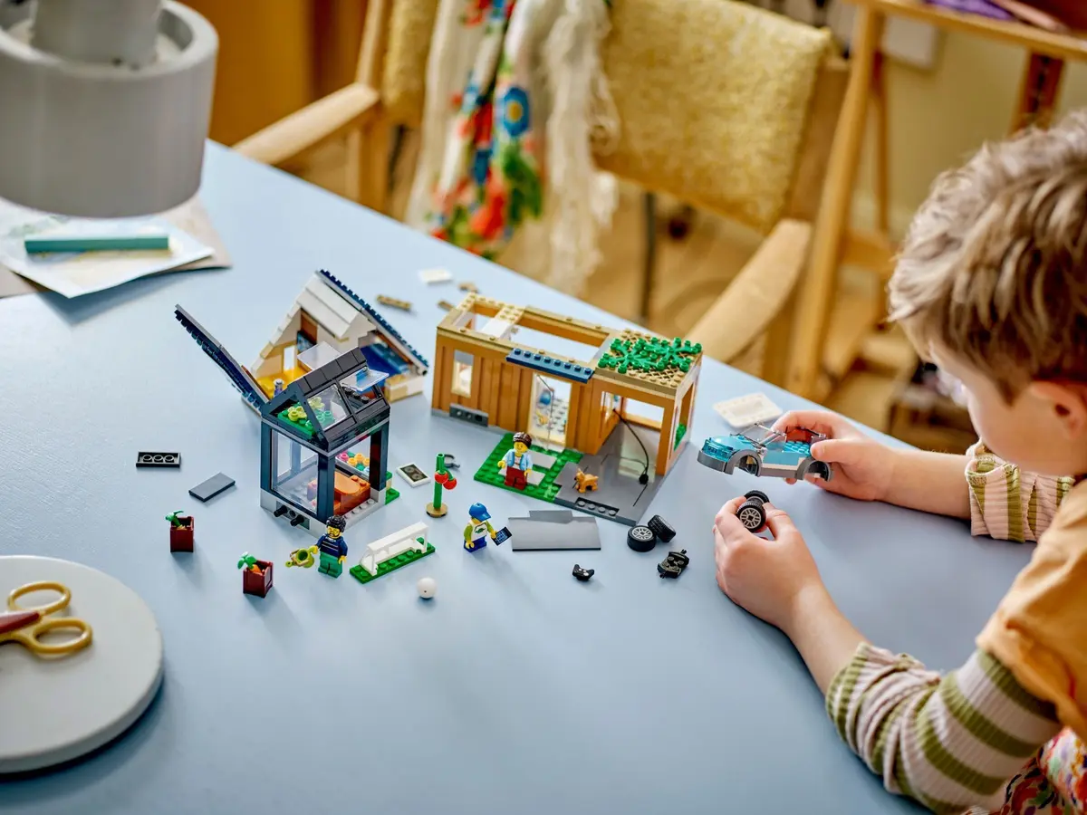 LEGO City 60398 Family House and Electric Car set, image 3