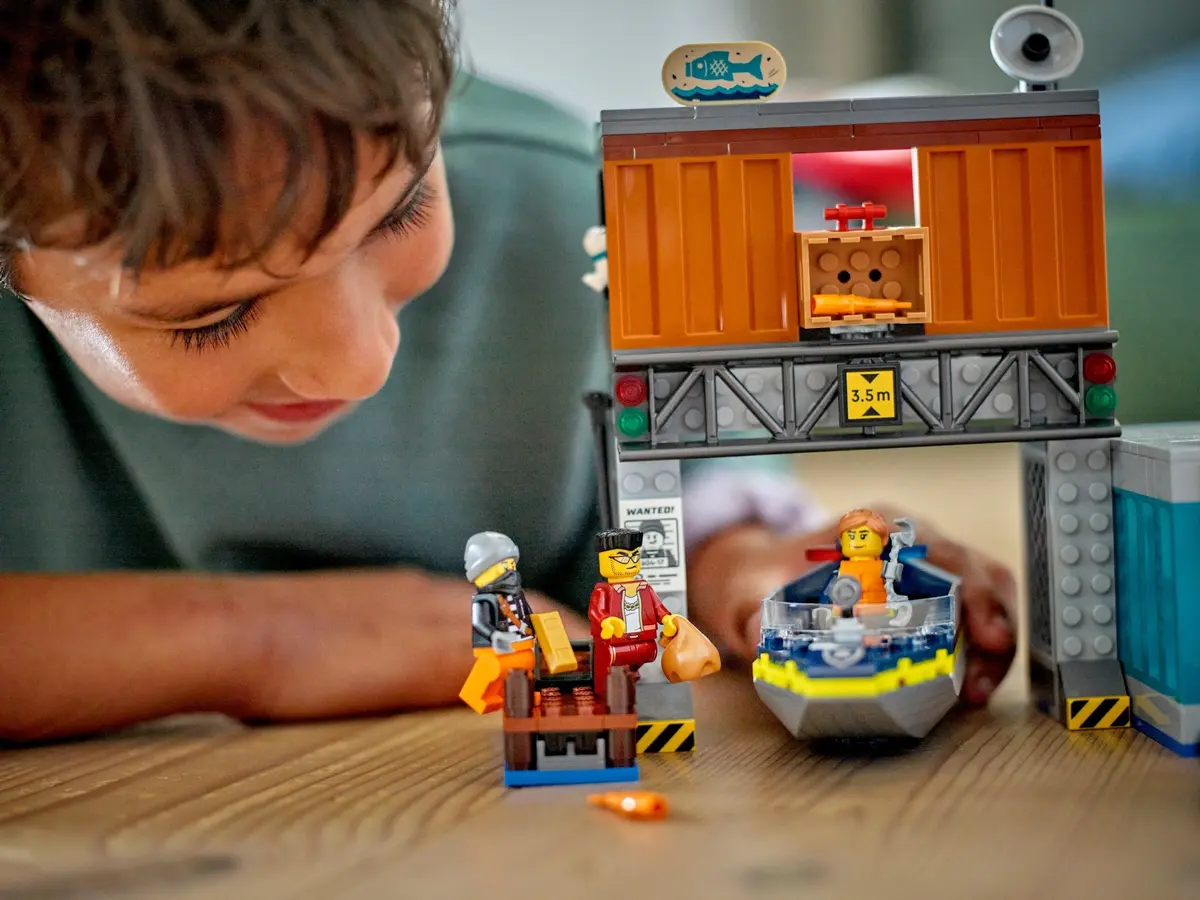 LEGO City 60417 Police Speedboat and Crooks' Hideout set, image 9