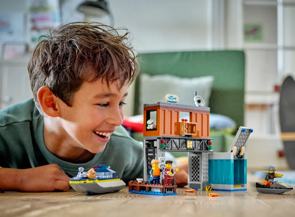 LEGO City 60417 Police Speedboat and Crooks' Hideout set, image 8