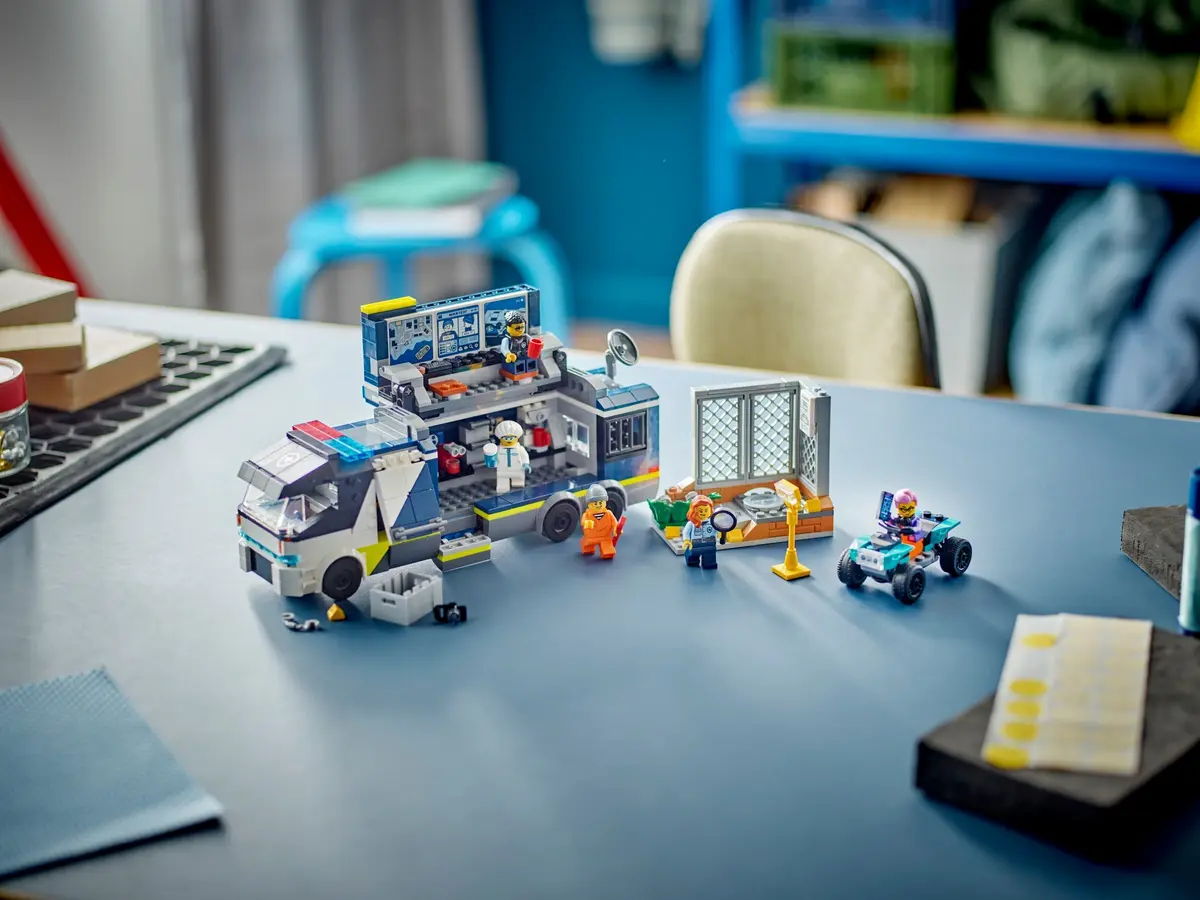LEGO City 60418 Police Mobile Crime Lab Truck set, image 9