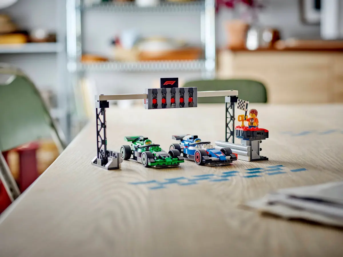 LEGO City 60474 F1 Grid with VCARB & Sauber Race Cars set, image 6