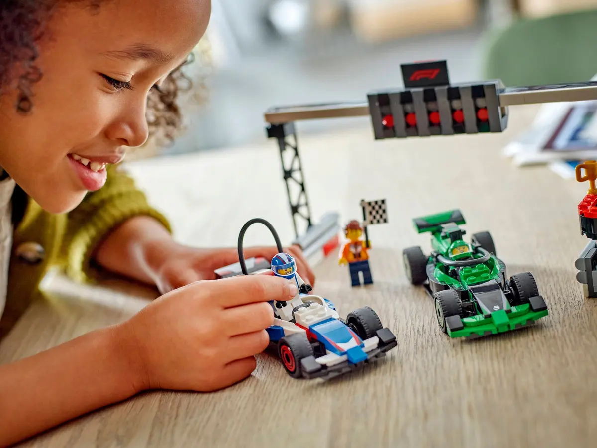LEGO City 60474 F1 Grid with VCARB & Sauber Race Cars set, image 4