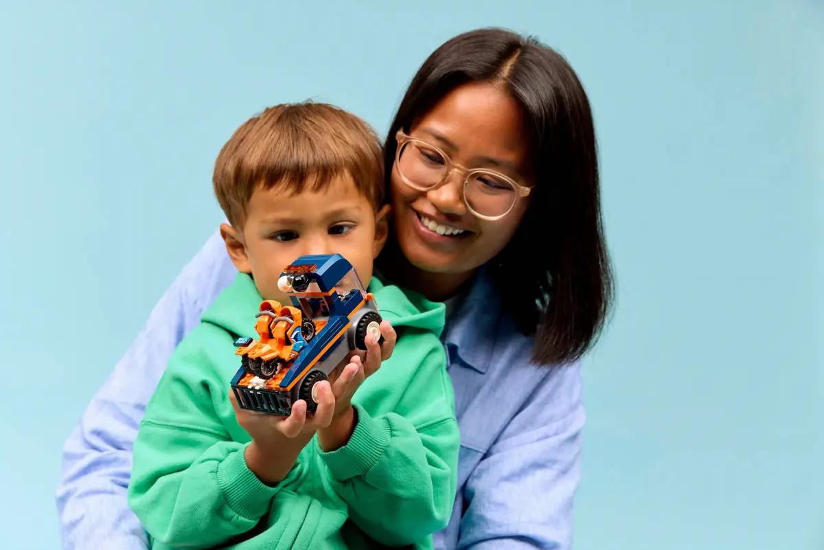 LEGO City 60491 Motorcycle Transporter set, image 4
