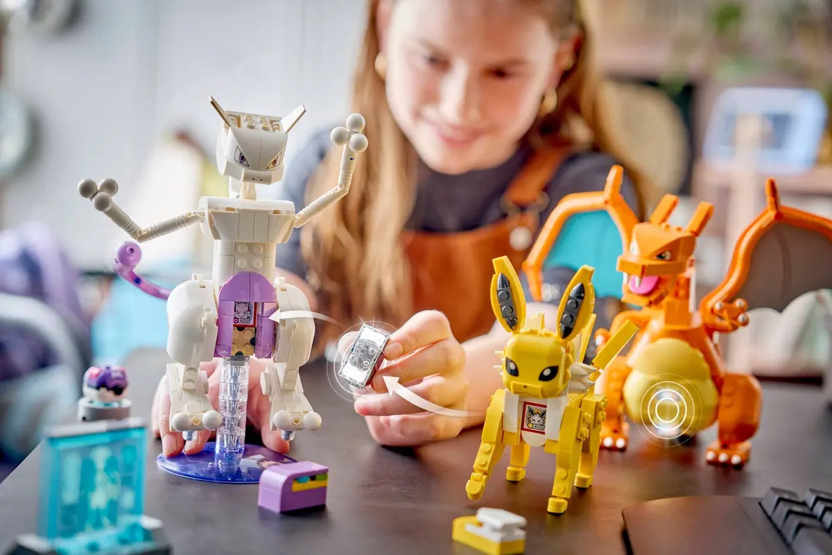 LEGO Pokémon 72163 Mewtwo's Lab Break set, image 3