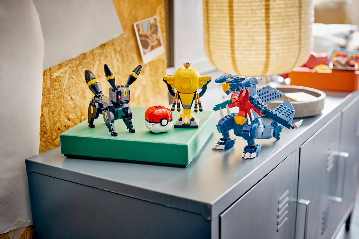 LEGO Pokémon 72165 Umbreon vs. Garchomp Championship Battle set, image 9