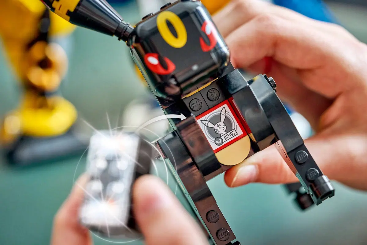 LEGO Pokémon 72165 Umbreon vs. Garchomp Championship Battle set, image 8