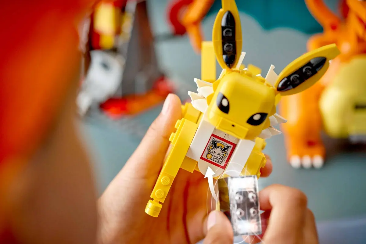 LEGO Pokémon 72167 Charizard vs. Jolteon Ultimate Battle set, image 12