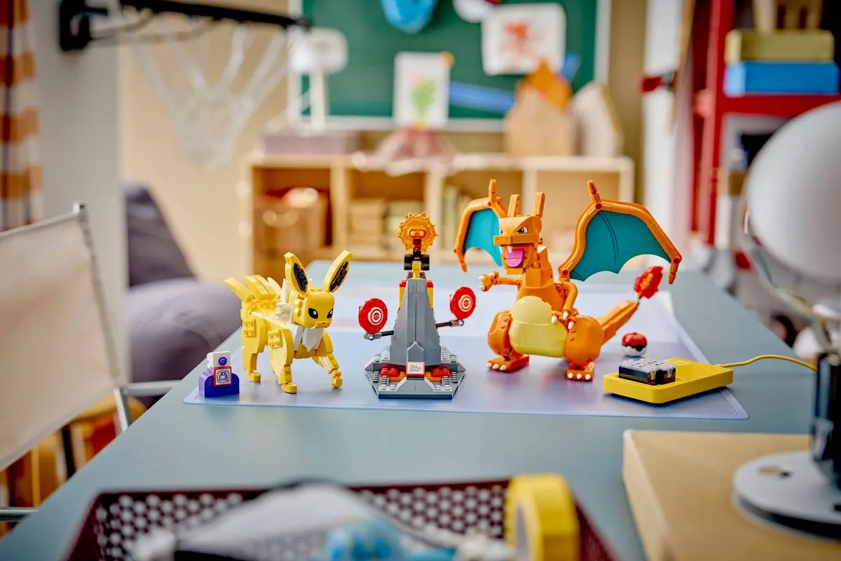LEGO Pokémon 72167 Charizard vs. Jolteon Ultimate Battle set, image 14