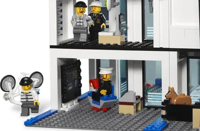 LEGO City 7498 Police Station set, image 7