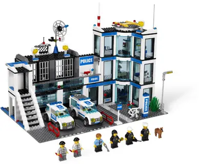 LEGO City 7498 Police Station set, image 2