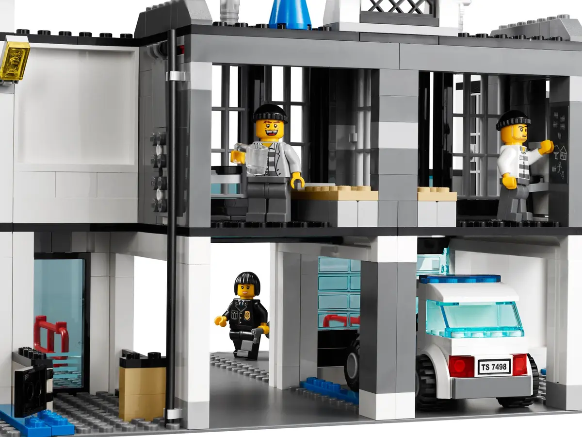 LEGO City 7498 Police Station set, image 12