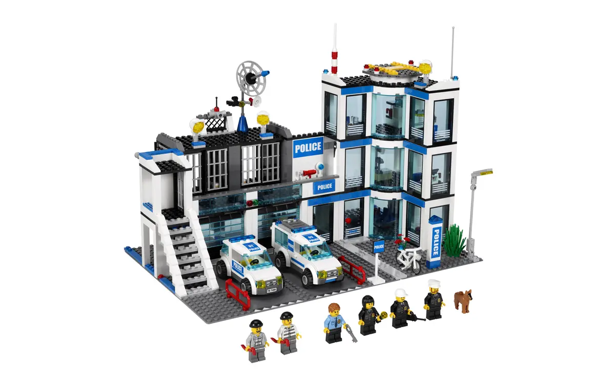 LEGO City 7498 Police Station set, image 3