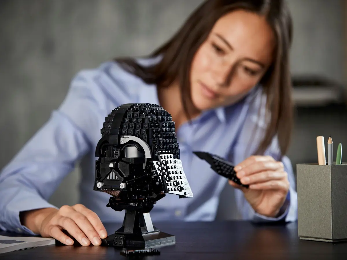 LEGO Star Wars 75304 Darth Vader Helmet set, image 4