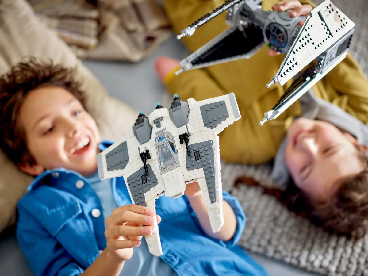 LEGO Star Wars 75348 Mandalorian Fang Fighter vs TIE Interceptor set, image 7