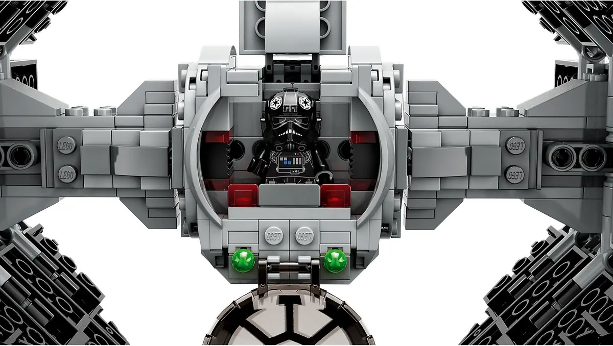 LEGO Star Wars 75348 Mandalorian Fang Fighter vs TIE Interceptor set, image 4