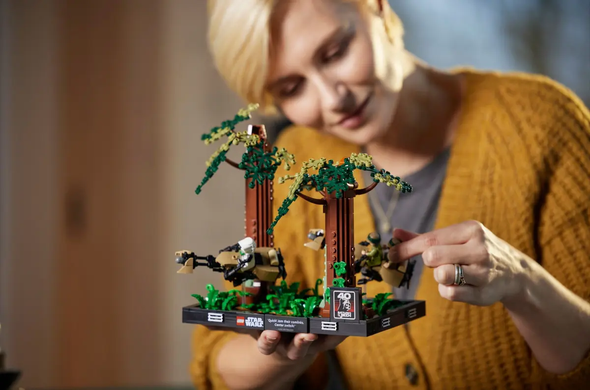 LEGO Star Wars 75353 Endor Speeder Chase Diorama set, image 6