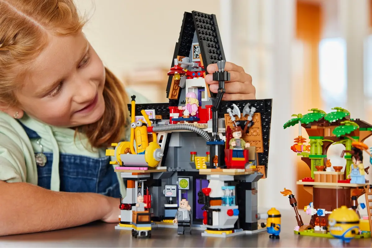 LEGO Despicable Me 75583 Minions and Gru's Family Mansion set, image 9