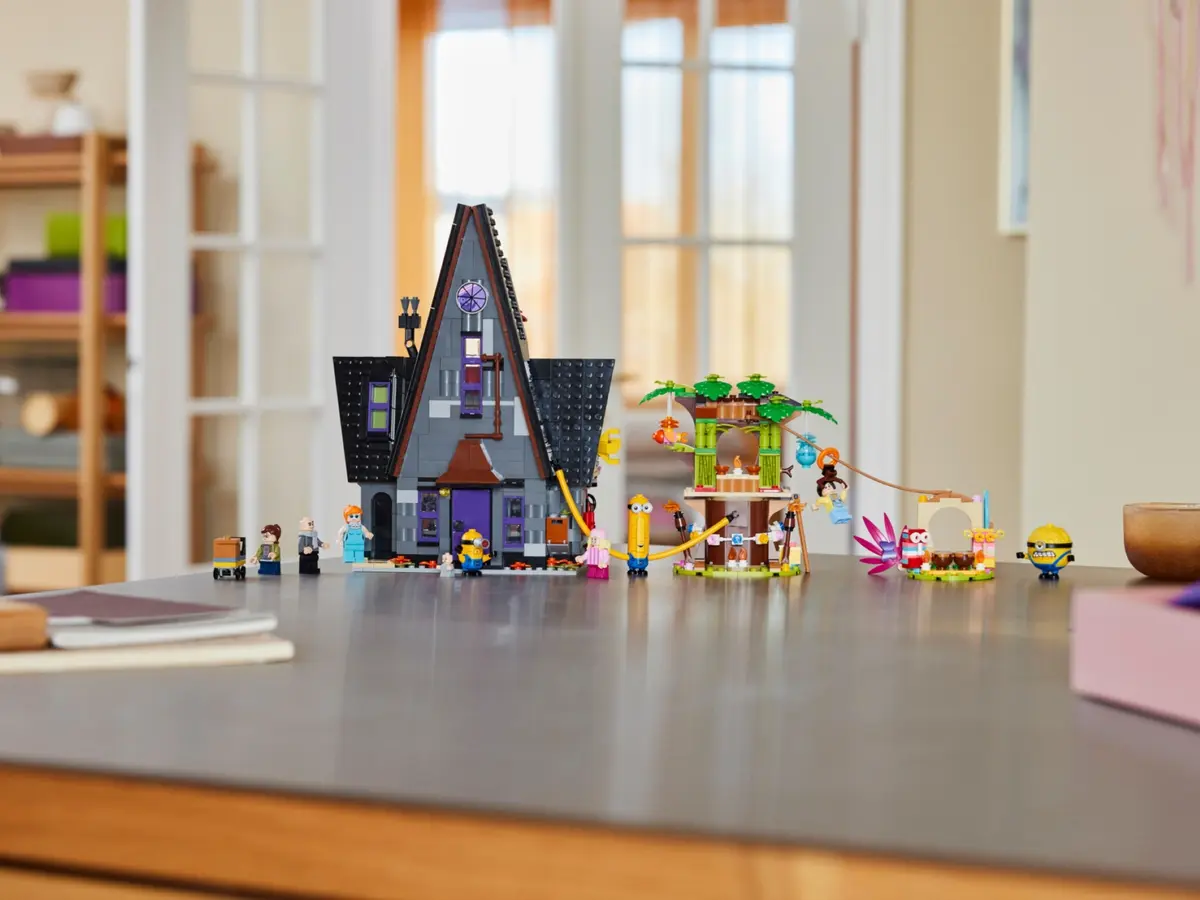 LEGO Despicable Me 75583 Minions and Gru's Family Mansion set, image 10