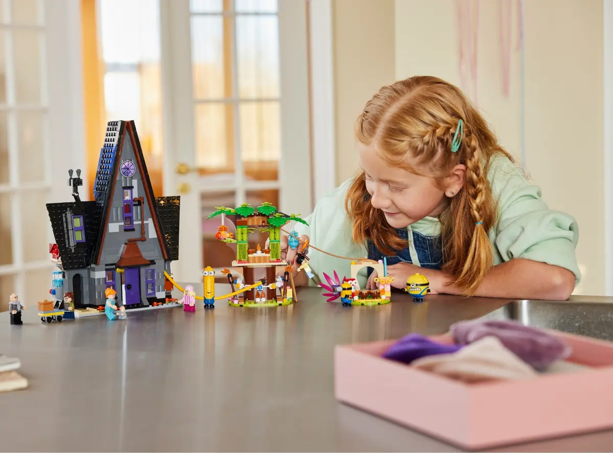 LEGO Despicable Me 75583 Minions and Gru's Family Mansion set, image 8