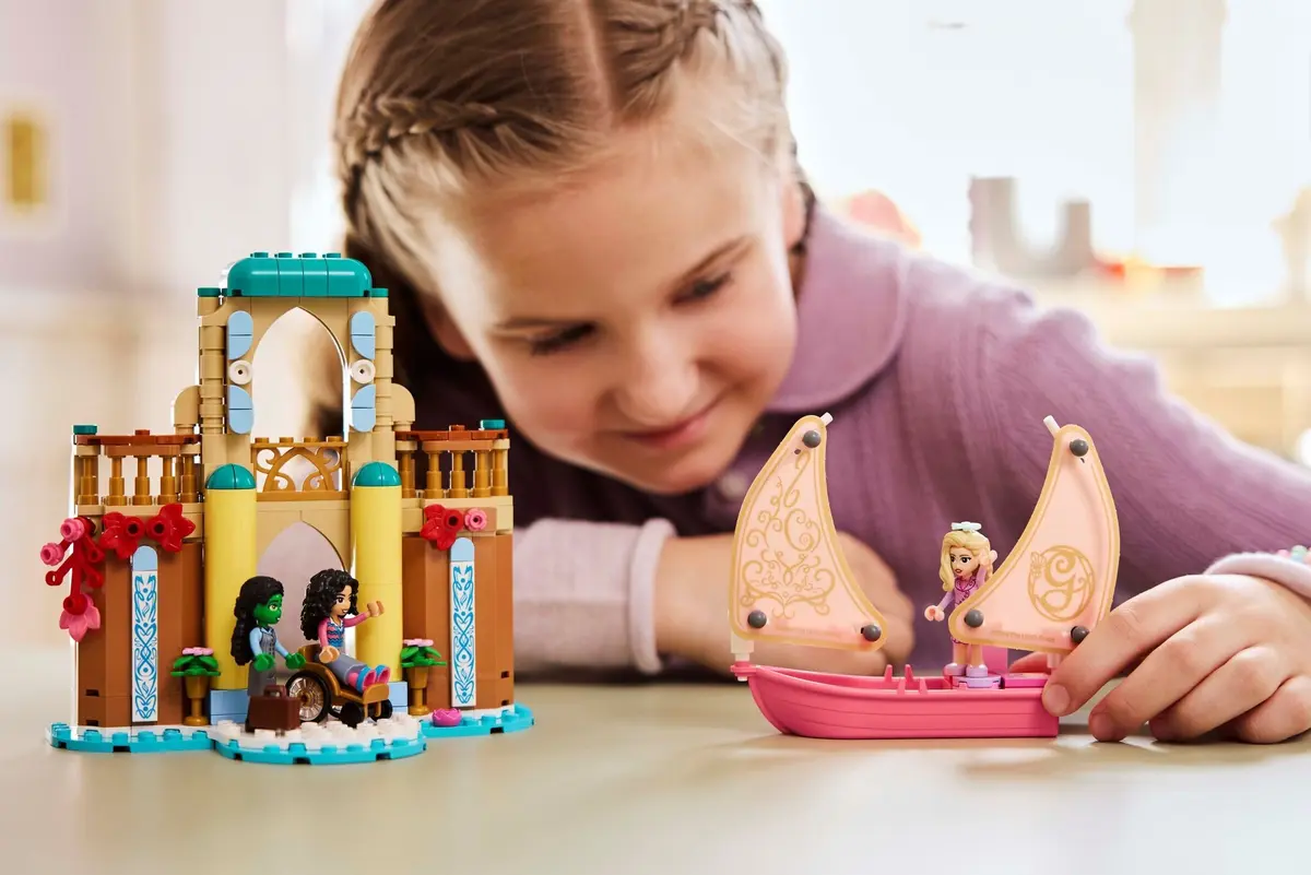 LEGO Wicked 75681 Glinda, Elphaba & Nessarose at Shiz University set, image 5