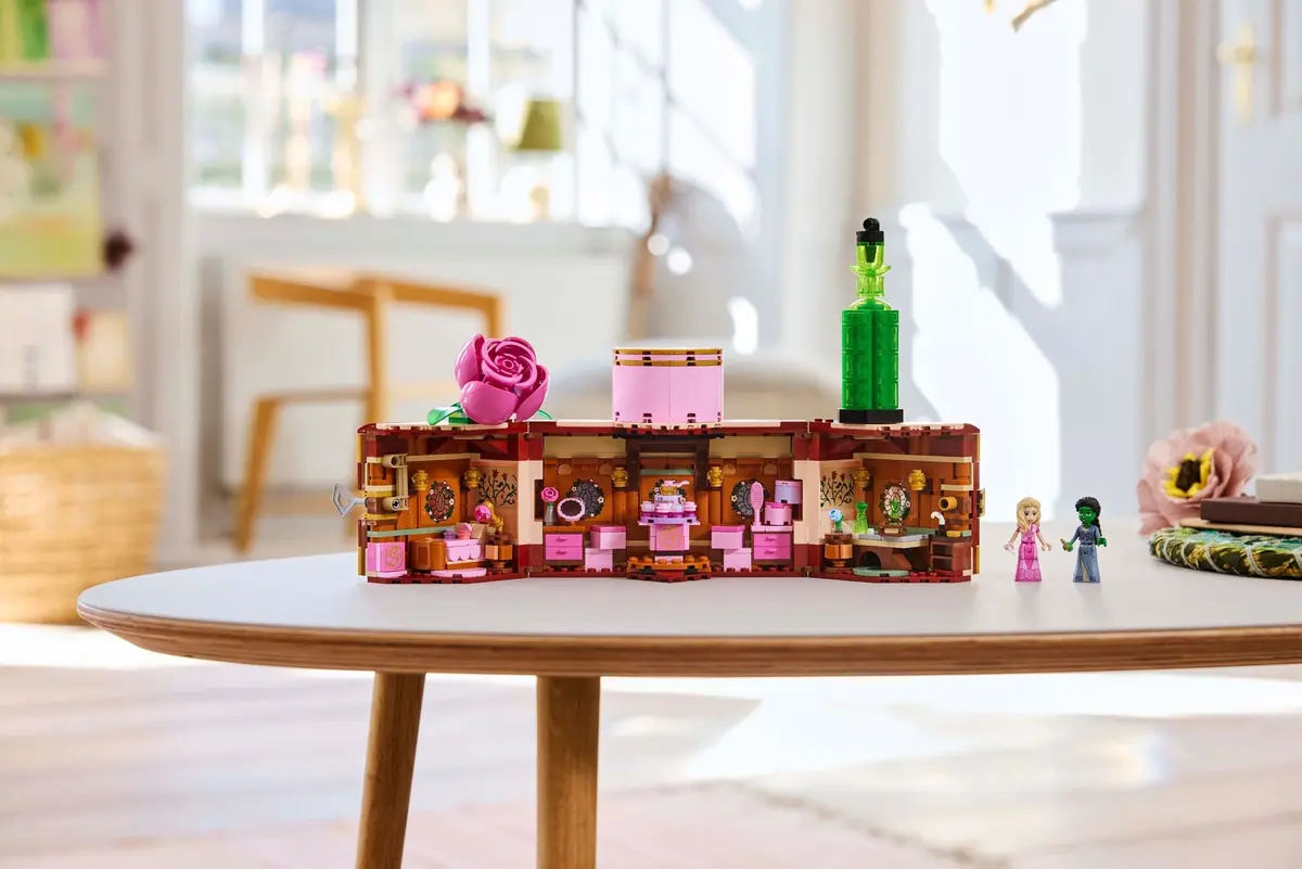 LEGO Wicked 75683 Glinda & Elphaba's Dormitory set, image 8