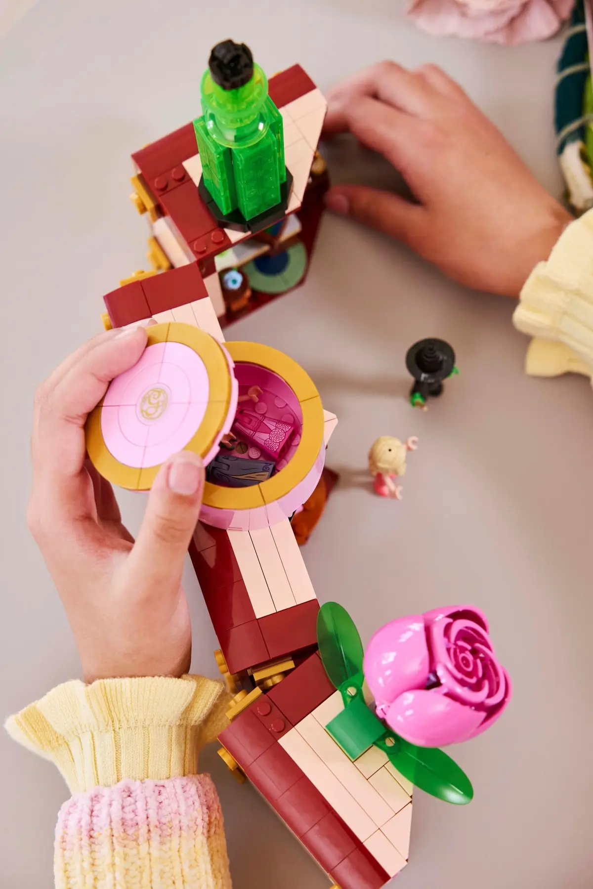 LEGO Wicked 75683 Glinda & Elphaba's Dormitory set, image 5