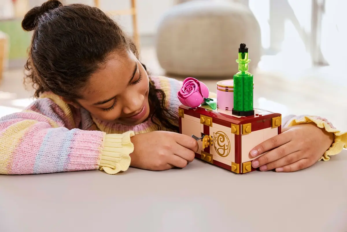 LEGO Wicked 75683 Glinda & Elphaba's Dormitory set, image 6