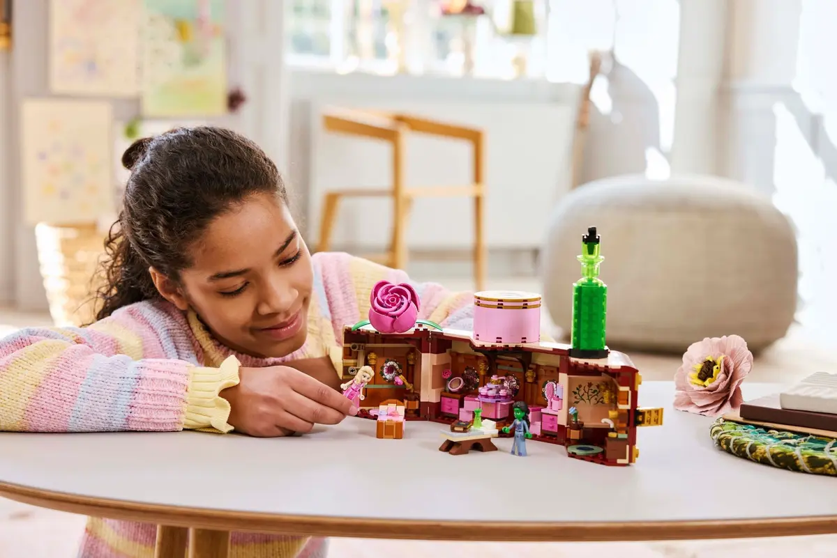 LEGO Wicked 75683 Glinda & Elphaba's Dormitory set, image 4