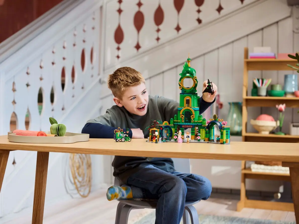 LEGO Wicked 75684 Welcome to Emerald City set, image 4