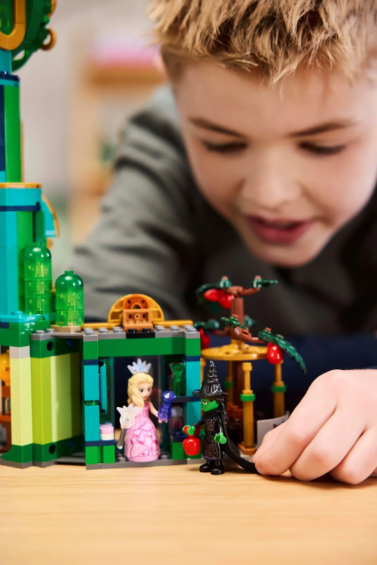 LEGO Wicked 75684 Welcome to Emerald City set, image 6